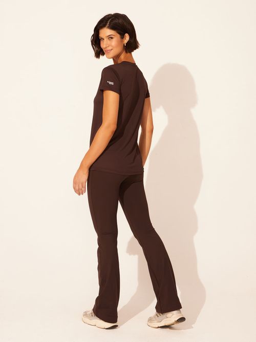 Camiseta V Dry e Calça Flare Color